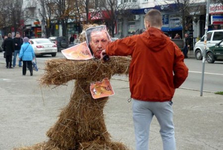Krımda Ərdoğanın müqəvvasını yandırdılar
