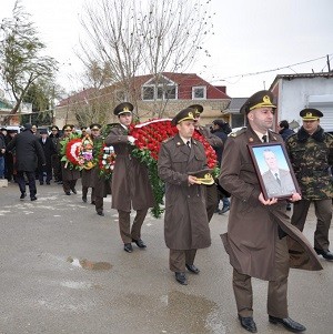 Kəmaləddin Heydərov komandirin dəfnində Kəmaləddin Heydərov komandirin dəfnində