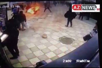 Bankın qarşısında özünü yandırdı - Bakıda dəhşət
