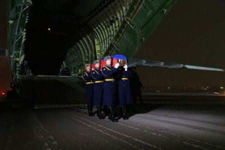 Su-24 təyyarəsinin komandirinin cəsədi Moskvaya gətirildi