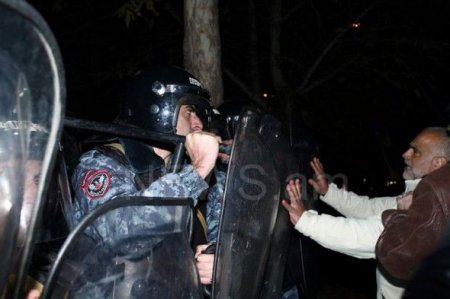 İrəvanda Sarqsyanın istefasını tələb edirlər