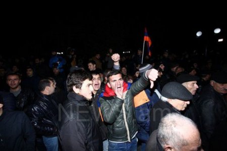 İrəvanda Sarqsyanın istefasını tələb edirlər