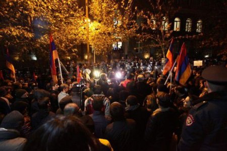 İrəvanda Sarqsyanın istefasını tələb edirlər
