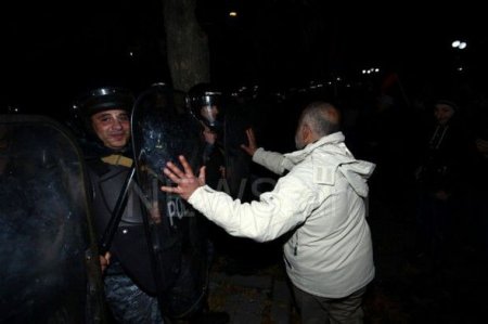 İrəvanda Sarqsyanın istefasını tələb edirlər