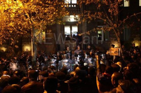 İrəvanda Sarqsyanın istefasını tələb edirlər