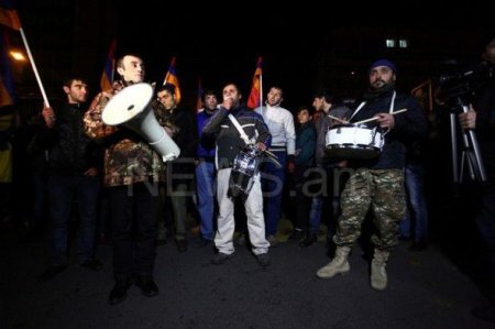 İrəvanda Sarqsyanın istefasını tələb edirlər