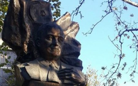 Rəsulzadənin büstü çuvaldan xilas oldu