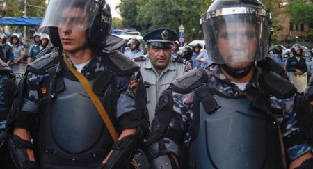Ermənistan polisi İrəvanın mərkəzində cəmləşir