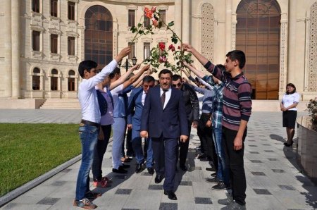 İcra başçısının gül-çiçəkli fotosu haqda açıqlama