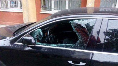 Bakıda avtodayanacağa hücum: 14 maşının şüşəsi sındırıldı