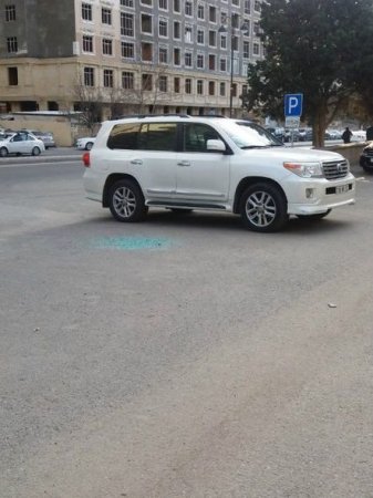 Bakıda avtodayanacağa hücum: 14 maşının şüşəsi sındırıldı