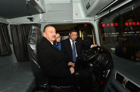 İlham Əliyev Çində avtomobil zavodu ilə tanış olub