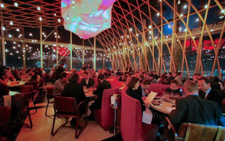Restoranların od püskürən yeni il şousu