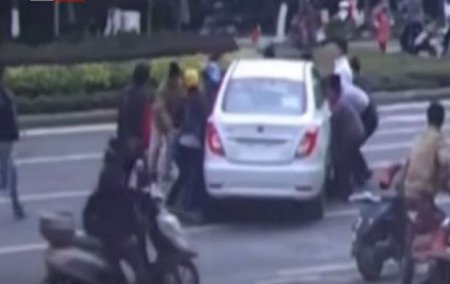 Çində piyadalar maşın altında qalan qızı belə xilas etdilər