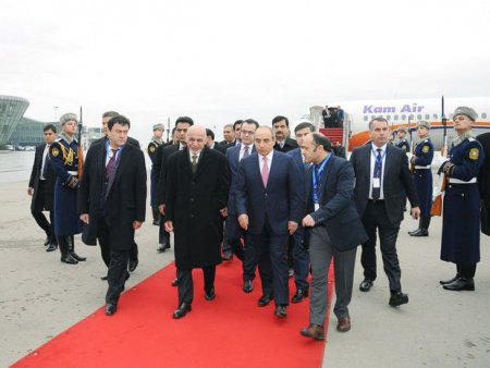 Əfqanıstan Prezidenti Azərbaycana rəsmi səfərə gəlib