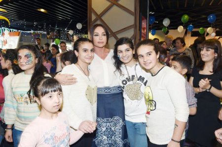 Mehriban Əliyeva uşaqlar üçün təşkil edilmiş şənlikdə