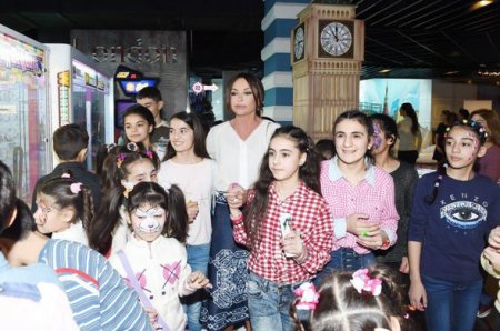 Mehriban Əliyeva uşaqlar üçün təşkil edilmiş şənlikdə