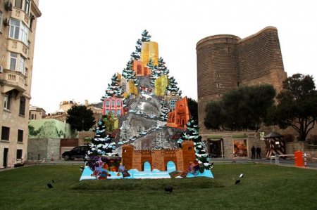 İçərişəhərdə möhtəşəm Yeni il art-yolkası