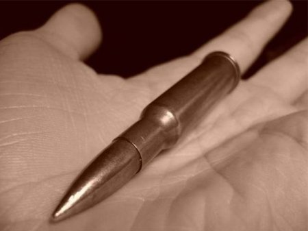 Bakı sakininin əlində patron partladı