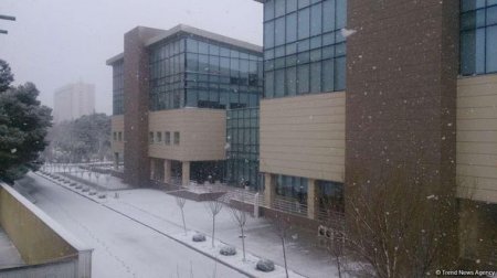 Bakıda Yeni ilin ilk günü qar yağdı