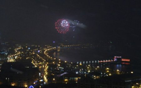 Bakı 2016-cı ili möhtəşəm atəşfəşanlıqla qarşıladı