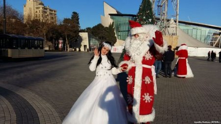 Bulvardakı Şaxta Baba: Qar qızıma sataşırlar