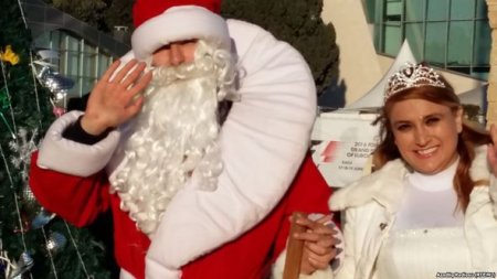 Bulvardakı Şaxta Baba: Qar qızıma sataşırlar