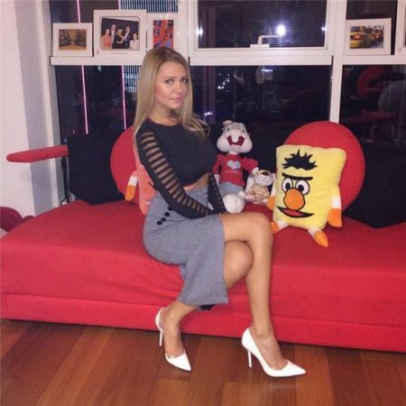Döyülən rektor qızı Azərbaycanı tərk etdi