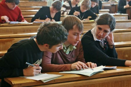 Universitet nazirliyə qarşı: Ödəniş fevraldan dollarla alınacaq