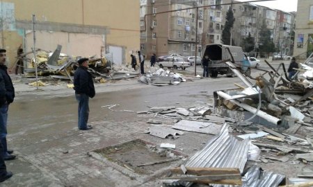 Sumqayıtda növbəti söküntü: yaşayış binalarının girişlərindəki obyektlər sökülür