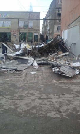 Sumqayıtda növbəti söküntü: yaşayış binalarının girişlərindəki obyektlər sökülür