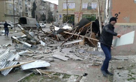 Sumqayıtda növbəti söküntü: yaşayış binalarının girişlərindəki obyektlər sökülür