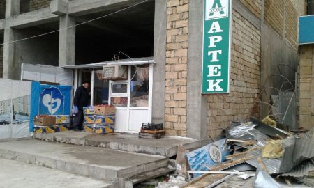 Sumqayıtda növbəti söküntü: yaşayış binalarının girişlərindəki obyektlər sökülür