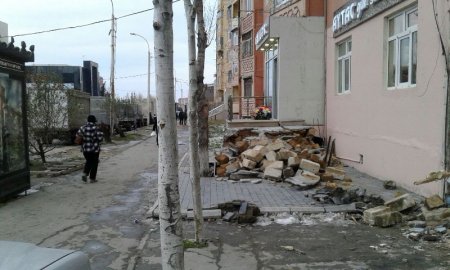 Sumqayıtda növbəti söküntü: yaşayış binalarının girişlərindəki obyektlər sökülür
