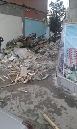 Sumqayıtda növbəti söküntü: yaşayış binalarının girişlərindəki obyektlər sökülür