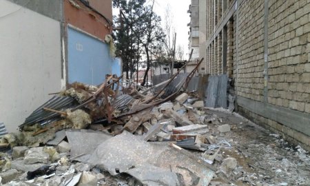 Sumqayıtda növbəti söküntü: yaşayış binalarının girişlərindəki obyektlər sökülür