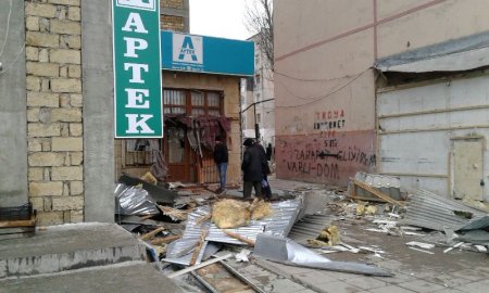 Sumqayıtda növbəti söküntü: yaşayış binalarının girişlərindəki obyektlər sökülür