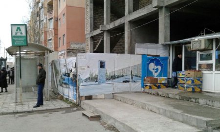 Sumqayıtda növbəti söküntü: yaşayış binalarının girişlərindəki obyektlər sökülür