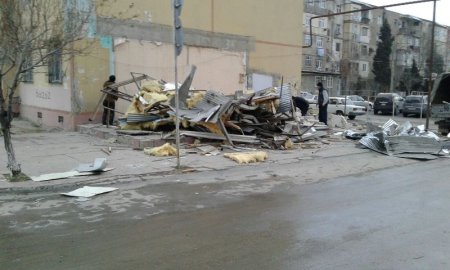 Sumqayıtda növbəti söküntü: yaşayış binalarının girişlərindəki obyektlər sökülür