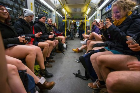 Bütün dünyada “Metroda şalvarsız”