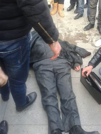 Bakının mərkəzində jurnalist yolda yıxılaraq dünyasını dəyişdi