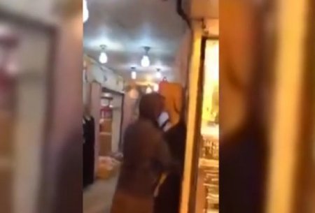 Avropada miqrant mağazada manekeni zorladı