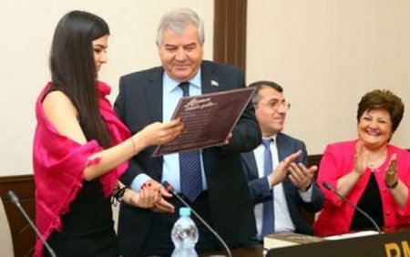 Sabir Rüstəmxanlının qızı müğənni Elçinlə nişanlandı