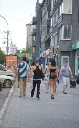 Dəb bizi geyindirir, yoxsa biz dəblə geyinirik...