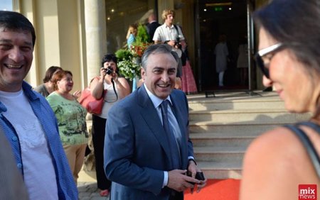 Xanımı ilə gündəmə gələn səfir işdən çıxarıldı