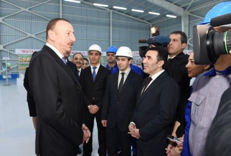 İlham Əliyev Bakıda yeni zavodun açılışında