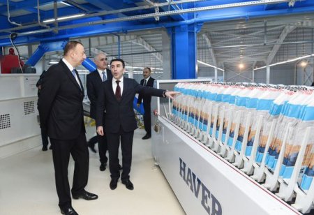 İlham Əliyev Bakıda yeni zavodun açılışında