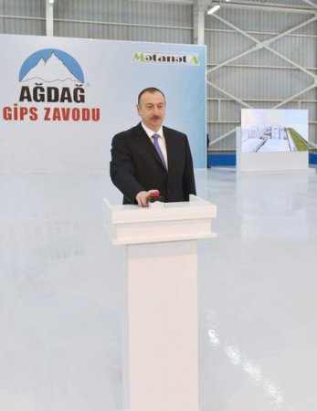 İlham Əliyev Bakıda yeni zavodun açılışında