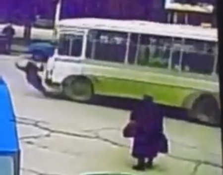 Sumqayıtda avtobusun altında qalan qız sağ qalıb