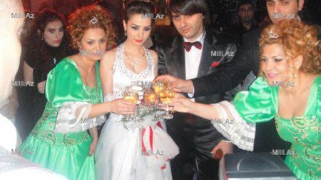 Azərbaycanlı müğənninin qardaşı özünü qız elədi